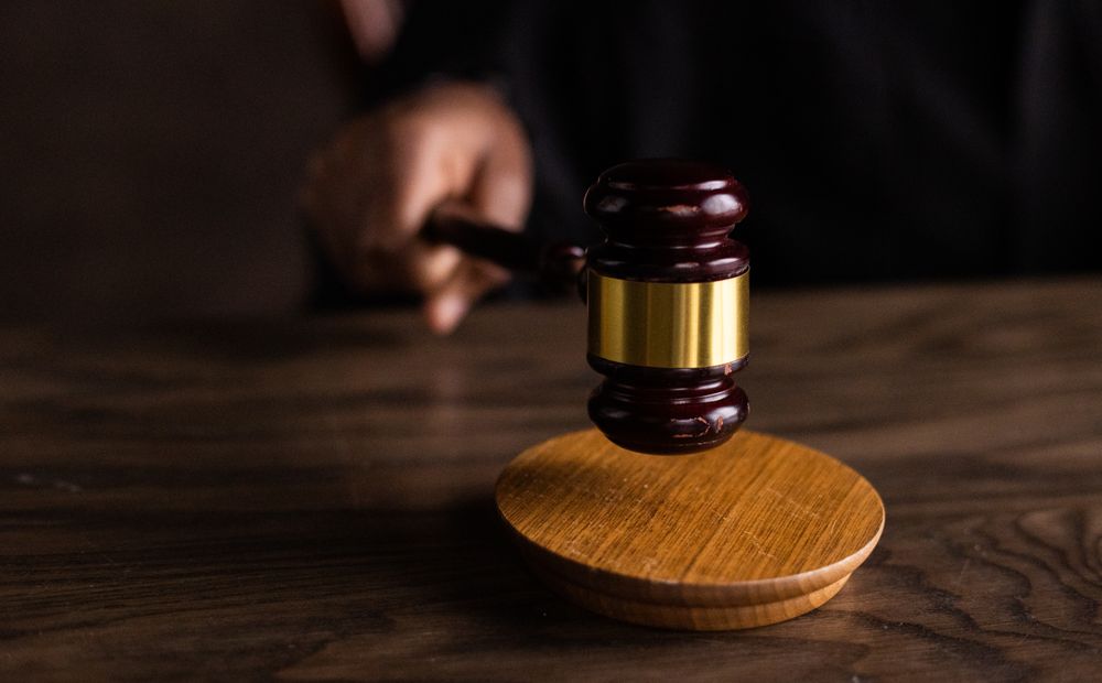 Martelo de juiz sobre a mesa, representando a lei que define o que a investigação particular pode e não pode fazer